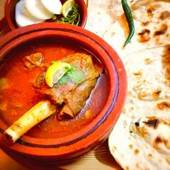 A picture of Mutton Kunna with Naan Roti.