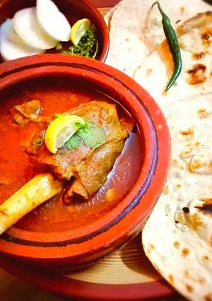 A picture of Mutton Kunna with Naan Roti.