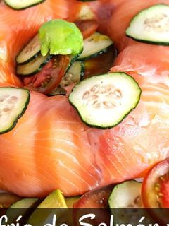 Una foto de Pastel frío de salmón y gulas