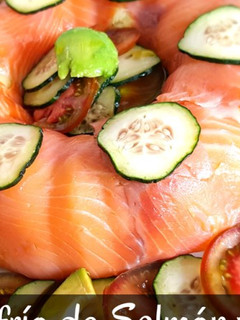 Una foto de Pastel frío de salmón y gulas