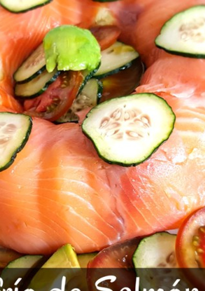Una foto de Pastel frío de salmón y gulas