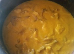 Foto principal de Carne con champiñones en salsa de cebolla, ajos y zanahoria