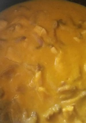 Una foto de Carne con champiñones en salsa de cebolla, ajos y zanahoria