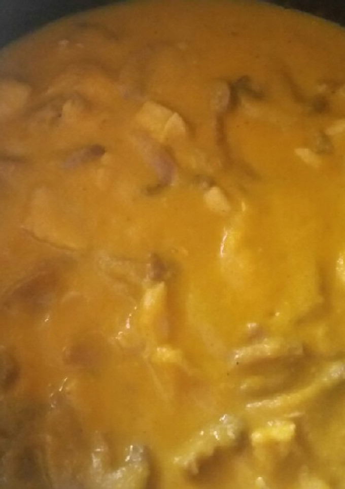 Una foto de Carne con champiñones en salsa de cebolla, ajos y zanahoria