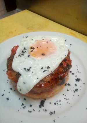Una foto de Timbal de arroz con pisto y huevo frito
