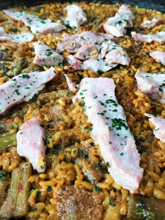 Una foto de Arroz con ventresca de atún y ajos tiernos