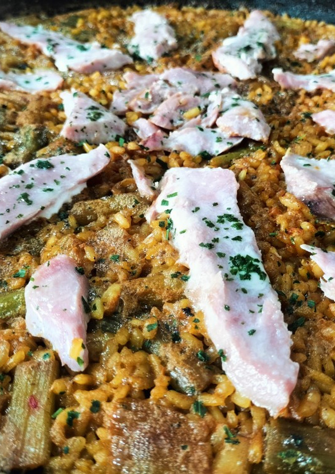 Una foto de Arroz con ventresca de atún y ajos tiernos