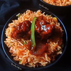 A picture of CHILLI CHICKEN and VEG FRIED RICE.
