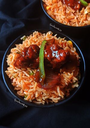 A picture of CHILLI CHICKEN and VEG FRIED RICE.