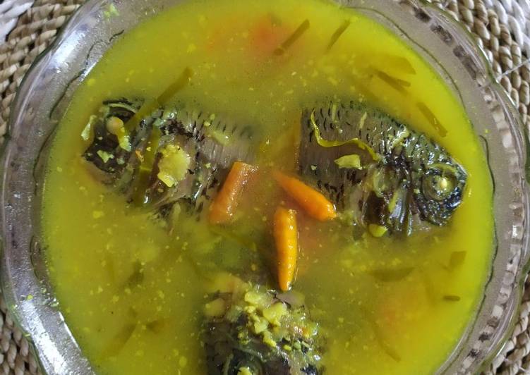 Bagaimana Menyiapkan Ikan Nila Bumbu Kuning, Menggugah Selera