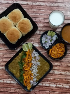 જૈન મિસળ પાઉં (Jain Misal Pav Recipe In Gujarati) રેસીપી મુખ્ય ફોટો
