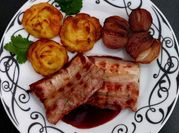 Una foto de carne al horno con tocineta