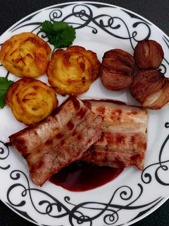 Una foto de Costillas de cerdo en salsa de vino tinto