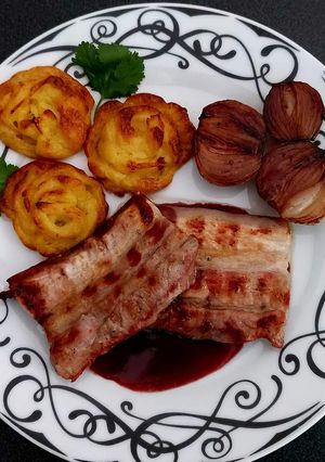 Una foto de Costillas de cerdo en salsa de vino tinto