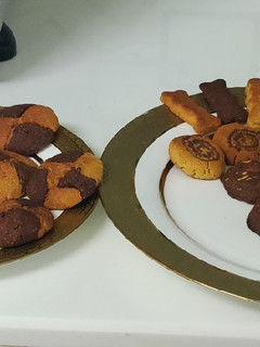 आटा,सूजी से बने चॉकलेट बिस्कुट (Aata suji se bne chocolate biscuit recipe in Hindi) रेसिपी मुख्य फोटो