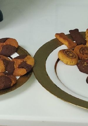 आटा,सूजी से बने चॉकलेट बिस्कुट (Aata suji se bne chocolate biscuit recipe in Hindi) रेसिपी मुख्य फोटो