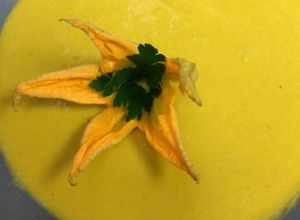 Una foto de Crema de flor de calabaza