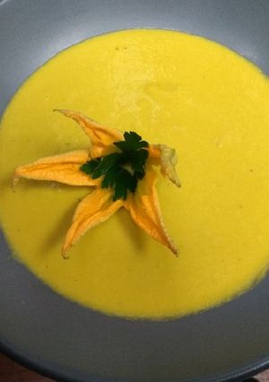 Una foto de Crema de flor de calabaza