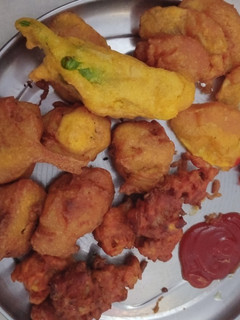 મિક્સ ભજીયા (Mix Bhajiya Recipe in Gujarati) રેસીપી મુખ્ય ફોટો