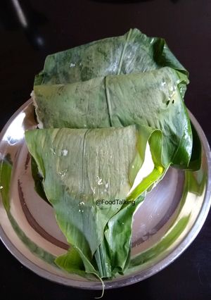 A picture of Haladi Patra Pitha/Turmeric Leaves covered Cakes.