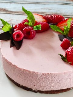 Una foto de Tarta mousse de frambuesas, fresas y yogur