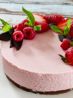 Una foto de Tarta mousse de frambuesas, fresas y yogur
