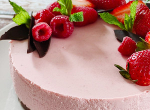 Foto principal de Tarta mousse de frambuesas, fresas y yogur