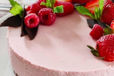 Foto principal de Tarta mousse de frambuesas, fresas y yogur