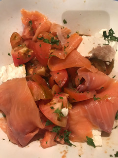 Una foto de Ensalada de queso fresco y salmón