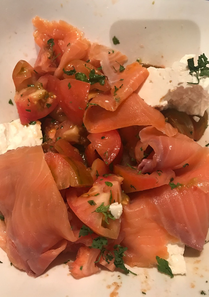 Una foto de Ensalada de queso fresco y salmón