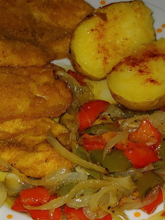 Una foto de Pechugas de pollo caseras, con salteado de pimientos y cebolla al horno