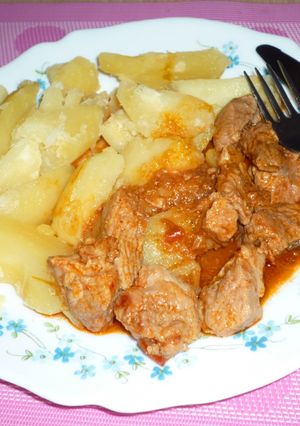 Sertéspörkölt vörösborral recept fotója