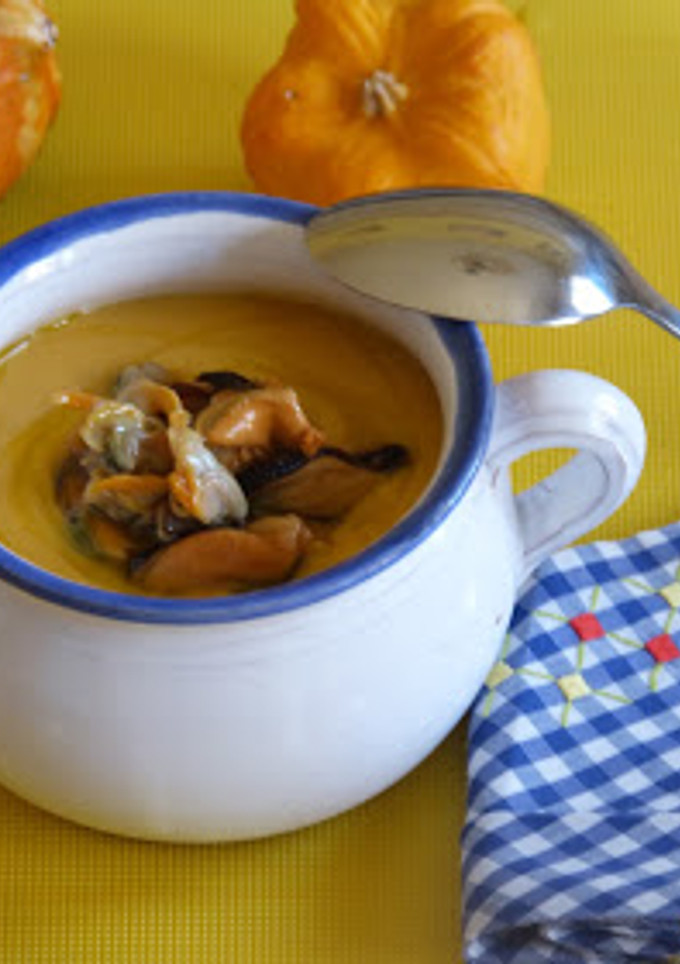 Una foto de Crema de calabaza y leche de coco