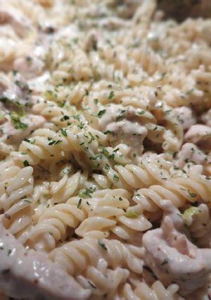 Tejszínes sajtkrémes csirkés tészta 👌 recept fotója