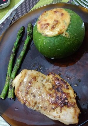 Una foto de Churrasquito de pollo al limón con zapallito relleno