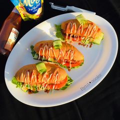 𝐻𝑜𝓉𝒹𝑜𝑔/𝒸𝒽𝒾𝒸𝓀𝑒𝓃 Sandwich A picture of 𝐻𝑜𝓉𝒹𝑜𝑔/𝒸𝒽𝒾𝒸𝓀𝑒𝓃 Sandwich.