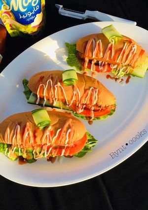 A picture of 𝐻𝑜𝓉𝒹𝑜𝑔/𝒸𝒽𝒾𝒸𝓀𝑒𝓃 Sandwich.