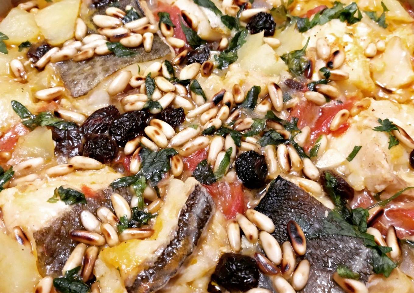 Bacalao con pasas y piñones
