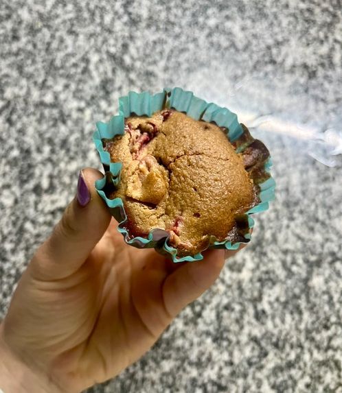 Una foto de Muffins de avena y frutilla 🌹