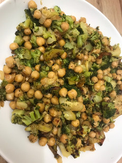 Una foto de Garbanzos con verdura