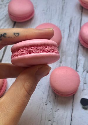 A picture of Italian Meringue Macarons (Christophe Felder's Recipe).