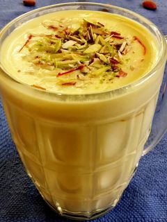 बादाम शेक (badam shake recipe in Hindi) रेसिपी मुख्य फोटो