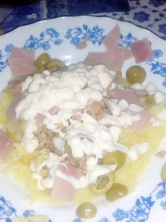 Una foto de Patatas al horno con mayonesa y complementarios
