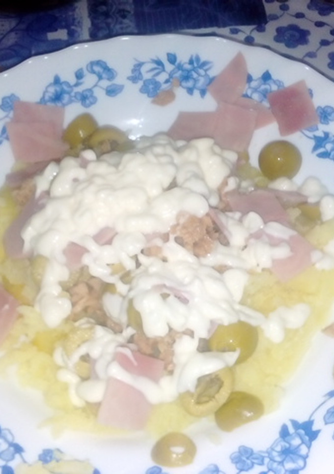 Una foto de Patatas al horno con mayonesa y complementarios