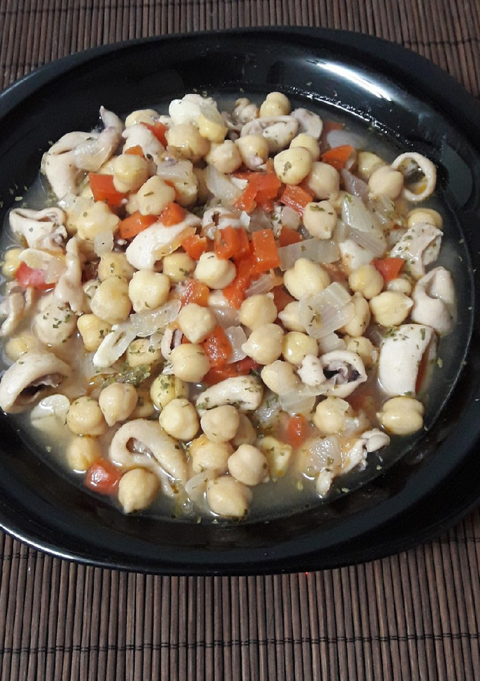 Una foto de Garbanzos con chipirones