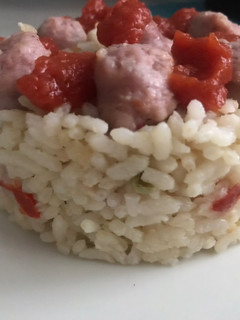 Una foto de Arroz con longanizas y verduras 🍅 🫑 🧅