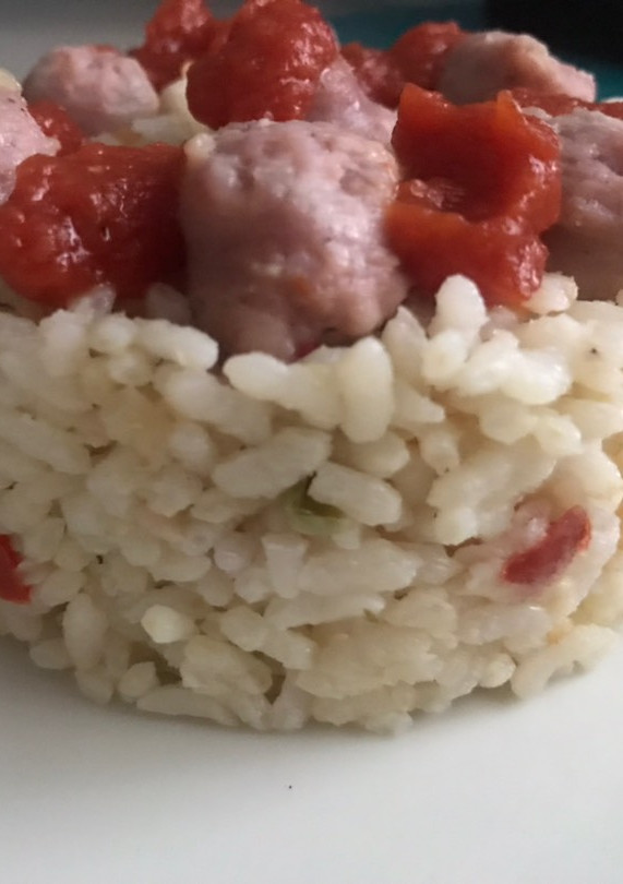 Una foto de Arroz con longanizas y verduras 🍅 🫑 🧅