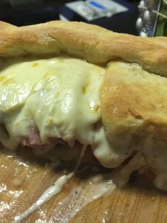Una foto de Pizza-tarta de jamón y queso