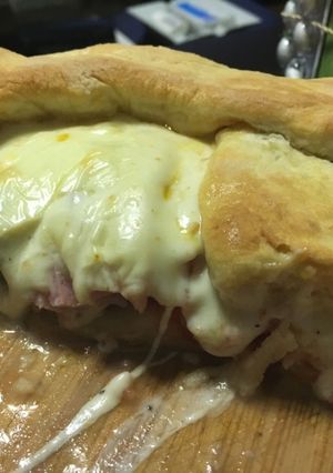 Una foto de Pizza-tarta de jamón y queso