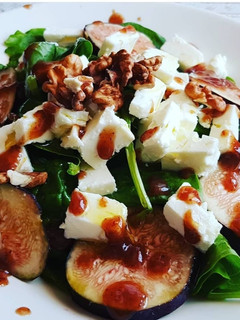 Una foto de Ensalada con higos y queso blanco, espinacas y vinagreta dulce